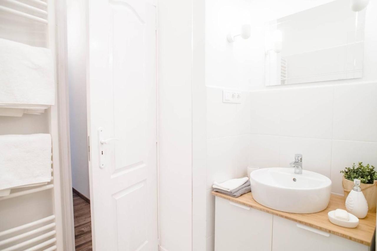 Comfy, Renewed 3 Bedroom Apt In Center Budapest Kültér fotó